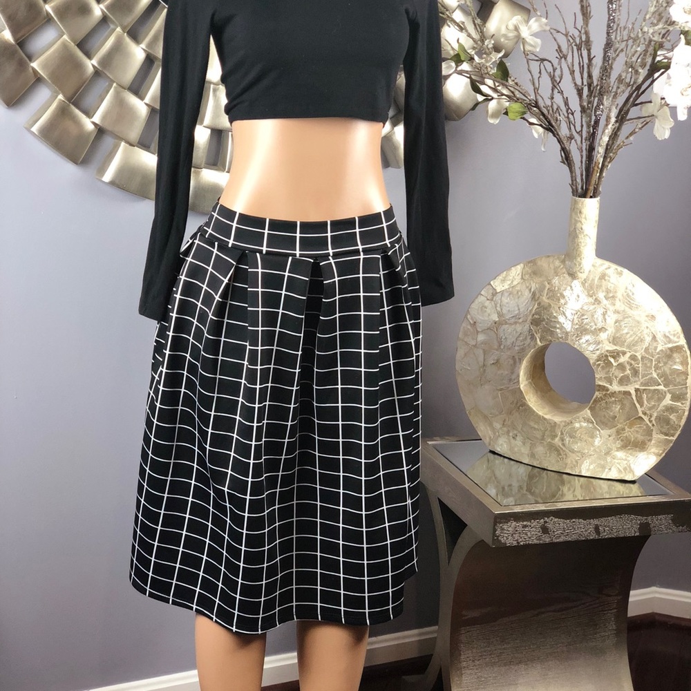 Teacher’s Pet 🤓 Black & White Skirt w/ Pockets - Picture 2 of 5